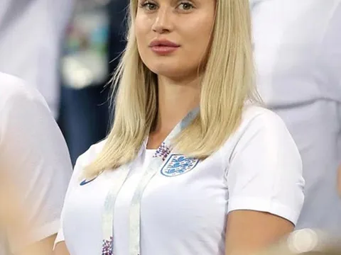 "Hot" WAGs Anh tràn qua Nga