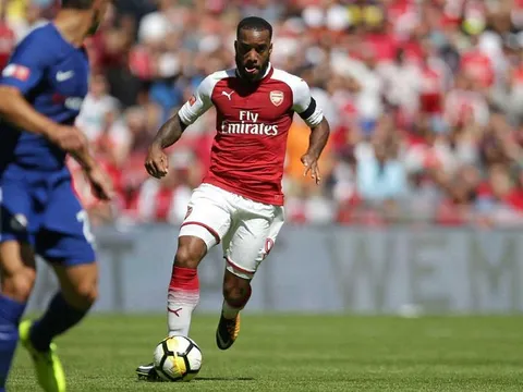 Walcott trầm trồ với tài năng của Lacazette