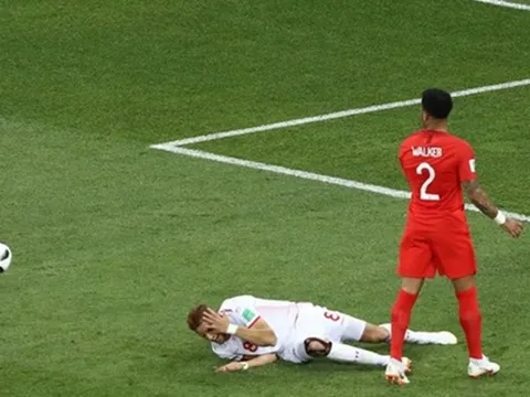 'Walker nên bị đuổi khỏi sân'