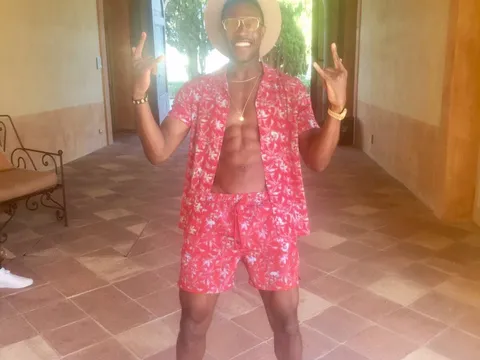Welbeck khoe gu ăn mặc "cực chất" ở đám cưới đồng đội