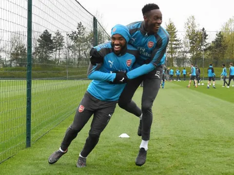 Welbeck và Lacazette dính nhau không rời trên sân tập của Arsenal