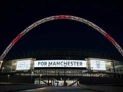 Wembley sáng đèn hướng về thành Manchester