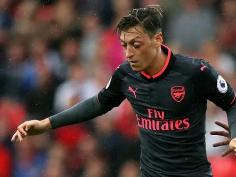 Wenger bênh vực Ozil sau màn trình diễn thảm hại