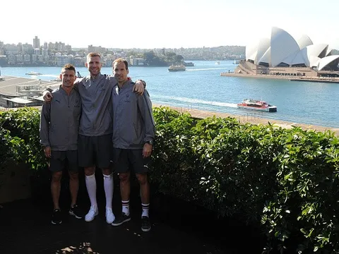 Wenger dẫn đầu, đoàn quân Arsenal đặt chân đến Australia
