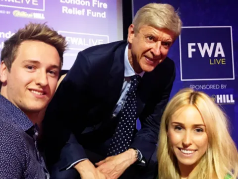 Wenger đạp đổ hình tượng khi hóa thỏ hồng đáng yêu