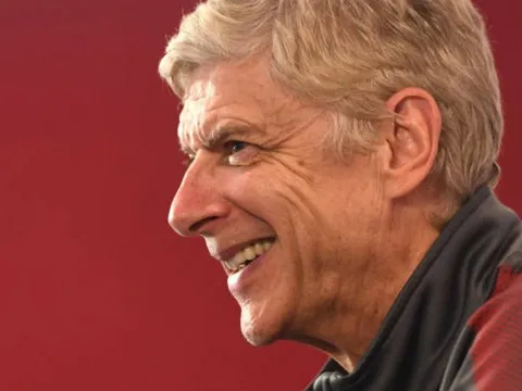 Wenger đầy vui vẻ trong buổi họp báo cuối cùng tại Arsenal