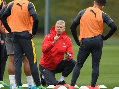 Wenger đứng ngồi không yên trước thềm Derby London