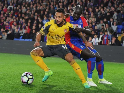 Wenger giận dữ vì học trò "phát biểu ngu ngốc"