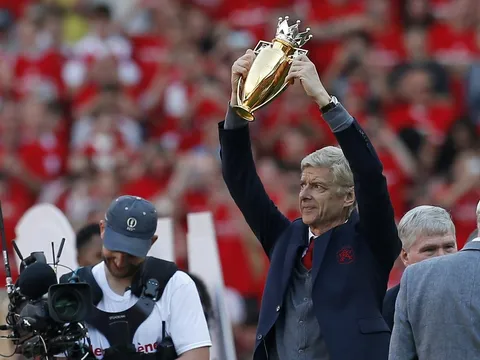 Wenger giương cao cúp Premier League ở trận cuối dẫn dắt Arsenal