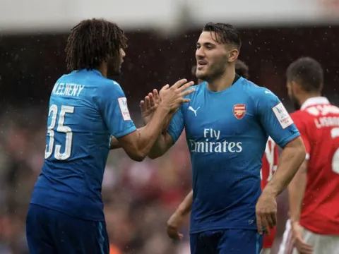 Wenger hài lòng với màn "thảm sát" của học trò
