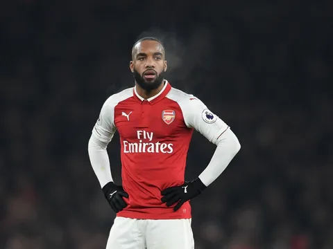 Lacazette tái xuất: Wenger có giải quyết được vấn đề?