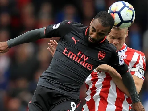 Wenger lên tiếng đòi công bằng cho Lacazette