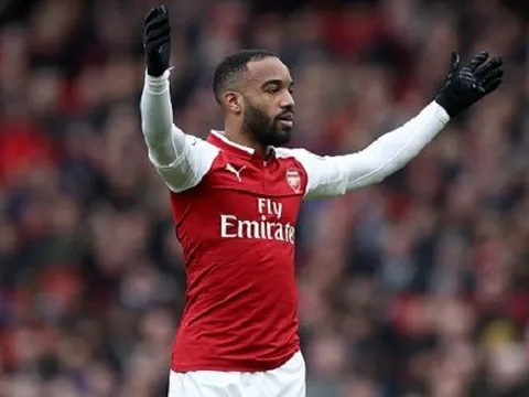 Wenger nói gì khi Aubameyang nhường Lacazette đá phạt đền?