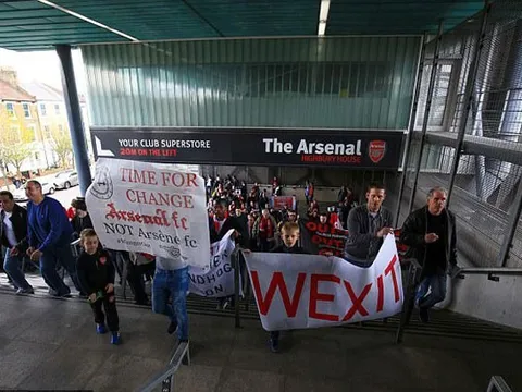 Muôn kiểu biểu tình của CĐV Arsenal đòi sa thải Wenger