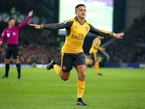 Wenger sợ "mất trắng" Sanchez, Ozil