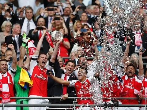 Wenger úp mở tương lai, người Arsenal sốt ruột
