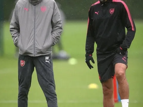 Wenger và Pires đội mưa, động viên học trò vượt khó trước Atletico