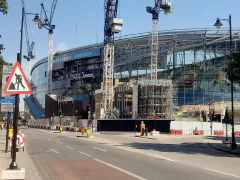 White Hart Lane chưa sẵn sàng, Tottenham phải tiếp tục thuê sân
