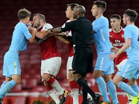 Wilshere đánh đối thủ, fan Arsenal vẫn bảo vệ ra mặt