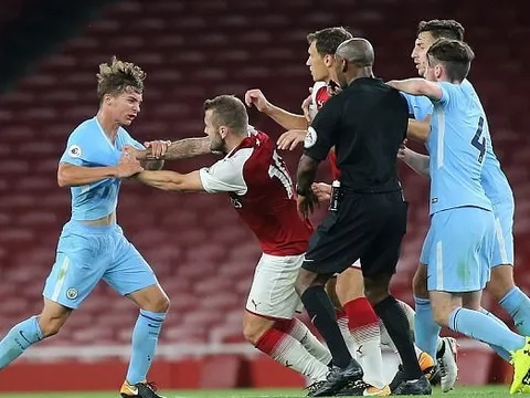 Đánh hai cầu thủ trẻ Man City, Wilshere đối mặt tương lai bất ổn