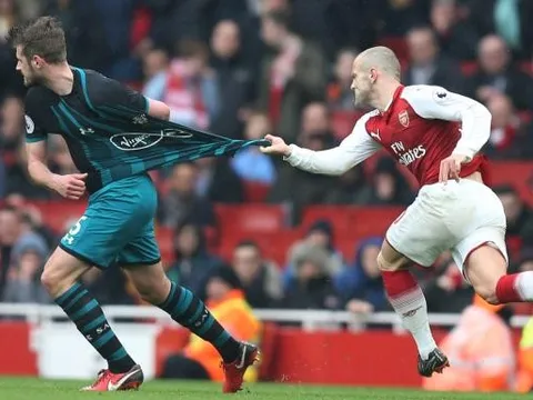 Chơi tiểu xảo, Wilshere khiến HLV đối thủ nổi giận đùng đùng