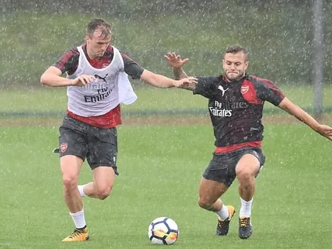 Wilshere tái xuất, Arsenal tập luyện dưới cơn mưa rào