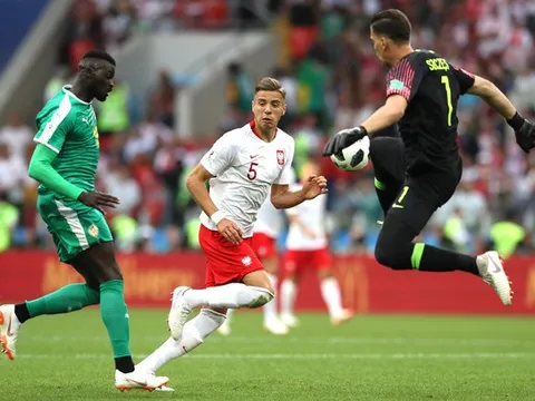 Ba Lan "tự sát", Senegal không cần đến phép thuật của Mane