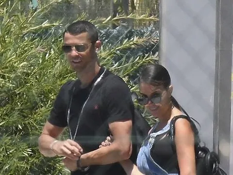 World Cup cận kề, Ronaldo vẫn tay trong tay bên người tình