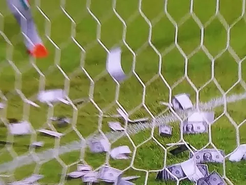 Xả giận, CĐV Italia ném tiền thẳng vào mặt Donnarumma