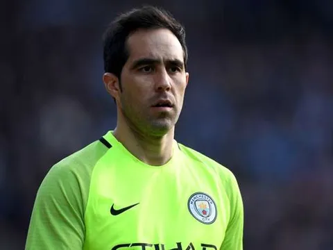 XÁC NHẬN: Claudio Bravo nghỉ hết mùa