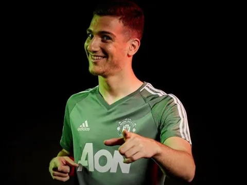 XÁC NHẬN: Đồng đội vô tình để lộ số áo tân binh Man Utd