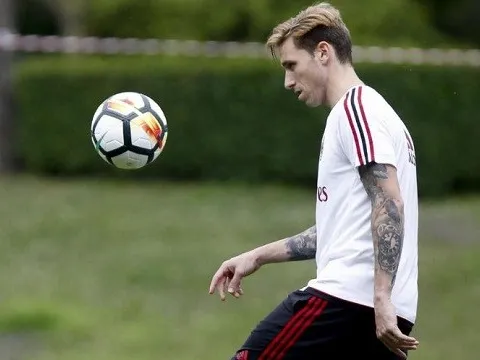 XÁC NHẬN: Tân binh AC Milan "ngồi chơi xơi nước" một tháng