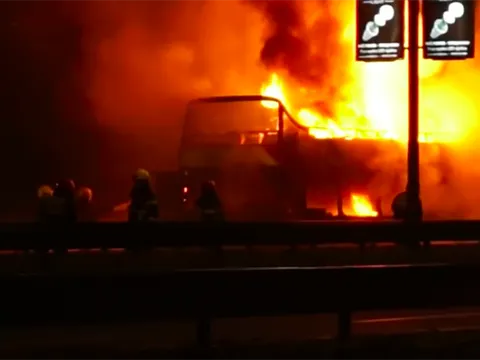 Xe buýt chở nhà vô địch Serbia cháy rụi trong buổi lễ ăn mừng