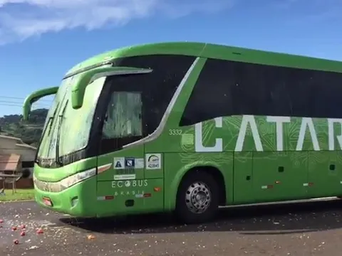 Xe buýt của tuyển Brazil bị CĐV tấn công bằng gạch đá, trứng