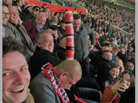 Xem Man United đá, CĐV ngủ quên 'đường đi lối về'