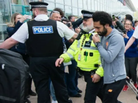 XONG! Cảnh sát Liverpool chính thức "hỏi thăm" Salah
