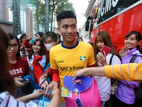 CĐV nữ vây kín sao U23 Việt Nam ở sân Thống Nhất