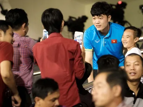 Fan vây kín Xuân Trường trên khán đài sau trận thắng 4-0