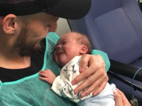 Xúc động với hình ảnh David Silva ôm con nhỏ mừng ngôi vô địch