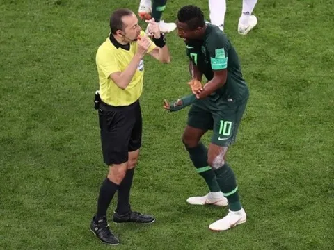 HLV Nigeria bức xúc: 'Chúng tôi chơi hay nhưng thua vì trọng tài, có uẩn khúc gì ở đây?'