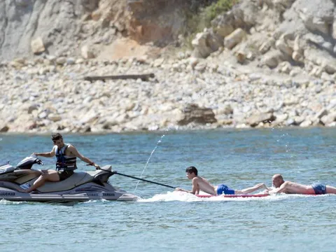 Zidane 'quẩy' tưng bừng cùng gia đình ở Ibiza