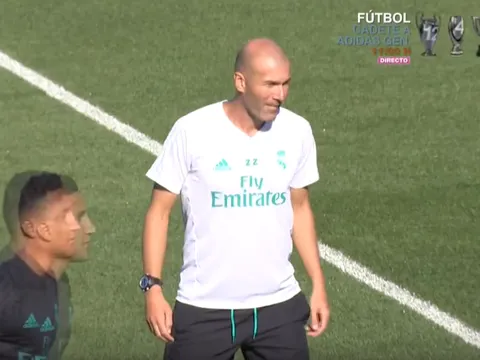 Zidane vui vẻ vào sân 'đá ma' với các cầu thủ Real