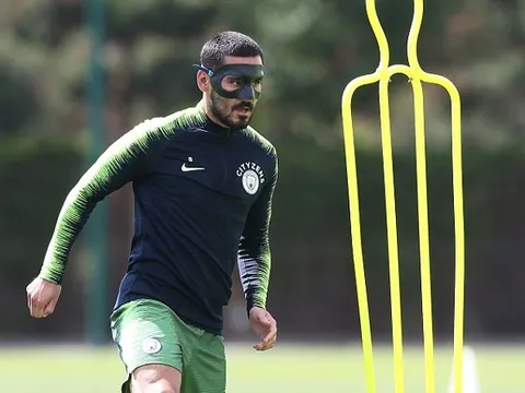 'Zorro' xuất hiện trên sân tập Man City trước đại chiến Chelsea