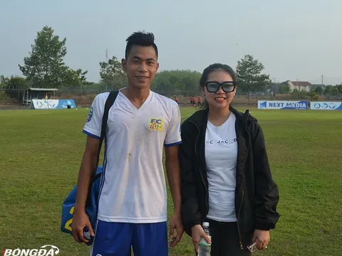 Nhân vật ngày 8/3: Nữ CĐV chạy xe máy 100km xem hạng Nhất 2017