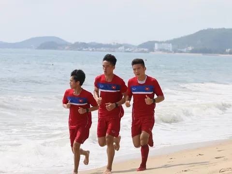 U20 Việt Nam đổ mồ hôi trên bãi biển Nha Trang