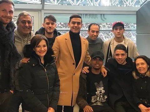 Dybala diện đồ như siêu mẫu ăn mừng ké đại thắng của Juventus
