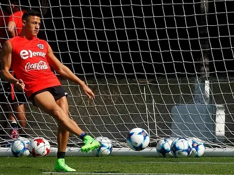 Sanchez 'trêu ngươi' Arsenal khi nén đau tập luyện cùng Chile