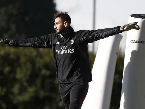Donnarumma "tung cánh" trên sân tập