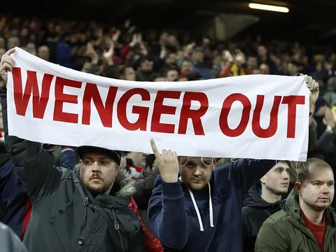 Chùm ảnh: CĐV đòi sa thải Wenger, Arsenal thua tâm phục khẩu phục