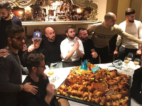 Sao Napoli rủ nhau ăn bánh 'núi lửa' trước đại chiến với Lazio